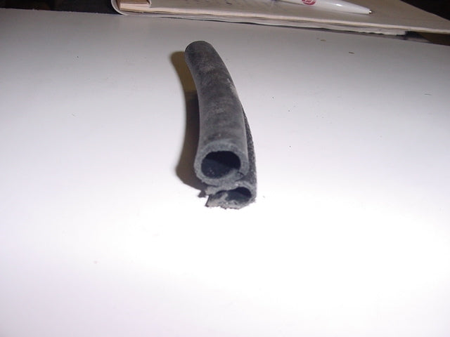 Clip-on Bulb Style Weatherstripping, Medium - UNI SD-110